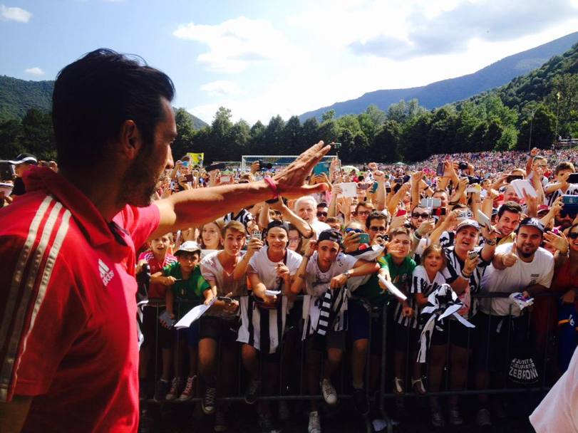 Gigi Buffon saluta la folla di tifosi bianconeri a Villar Perosa. Twitter